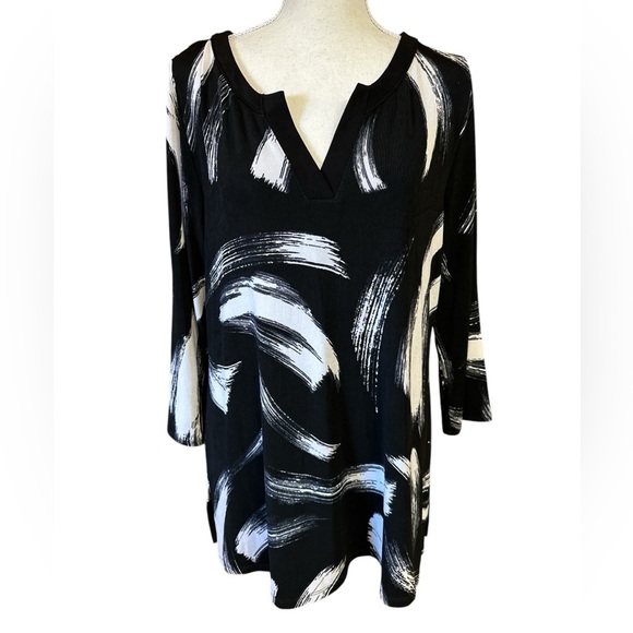 Chicos Travelers Classic Split Neck Tunic 3/4 Sleeve Brush Stroke B & W Size 1 - Picture 1 of 9